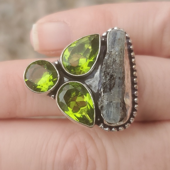 New Rough Kyanite & Peridot 925 Silver Statement Ring. - Picture 14 of 14